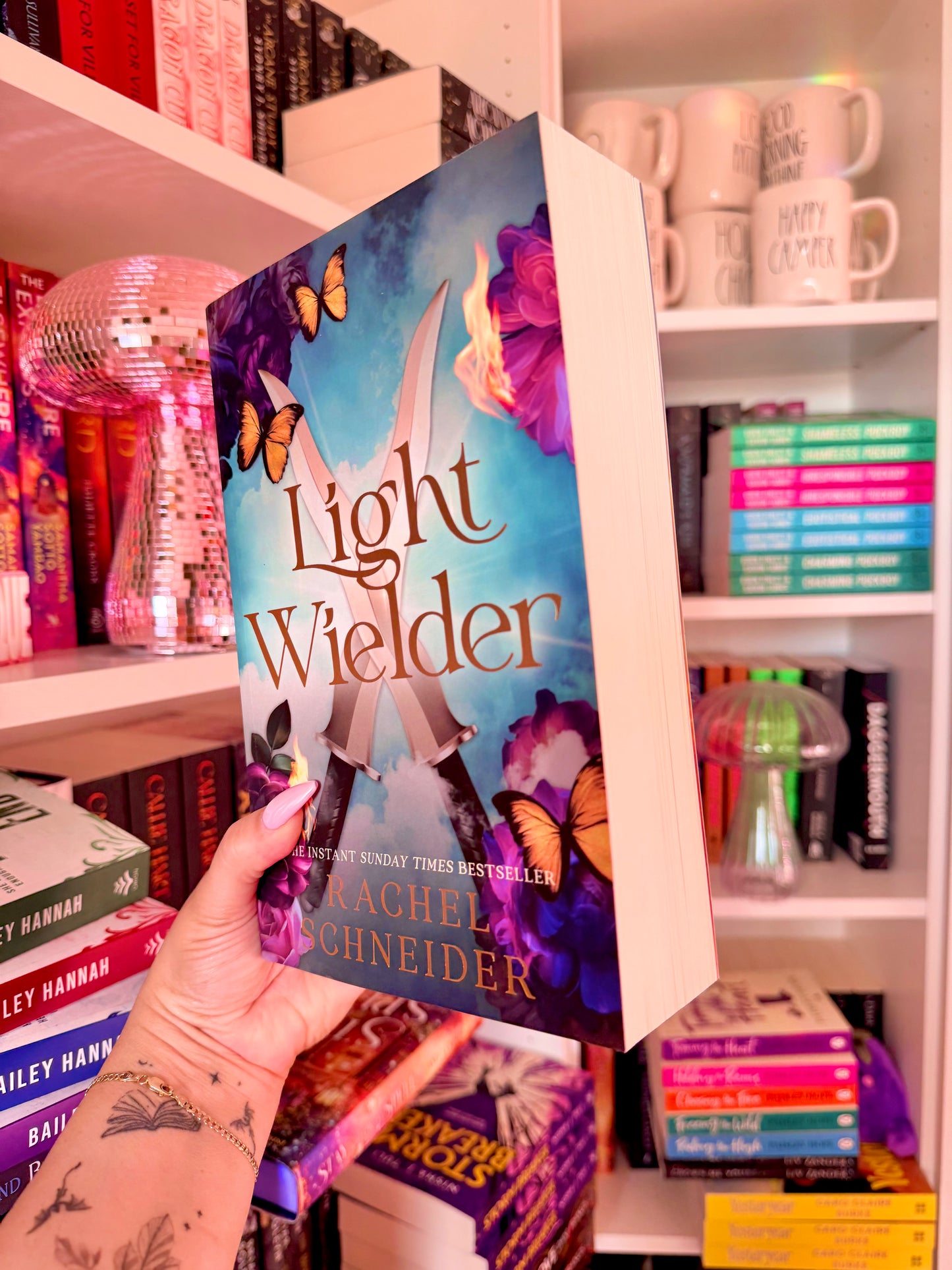 Light Wielder: The sequel to the romantasy smash-hit Metal Slinger! (Uk Edition, Paperback)