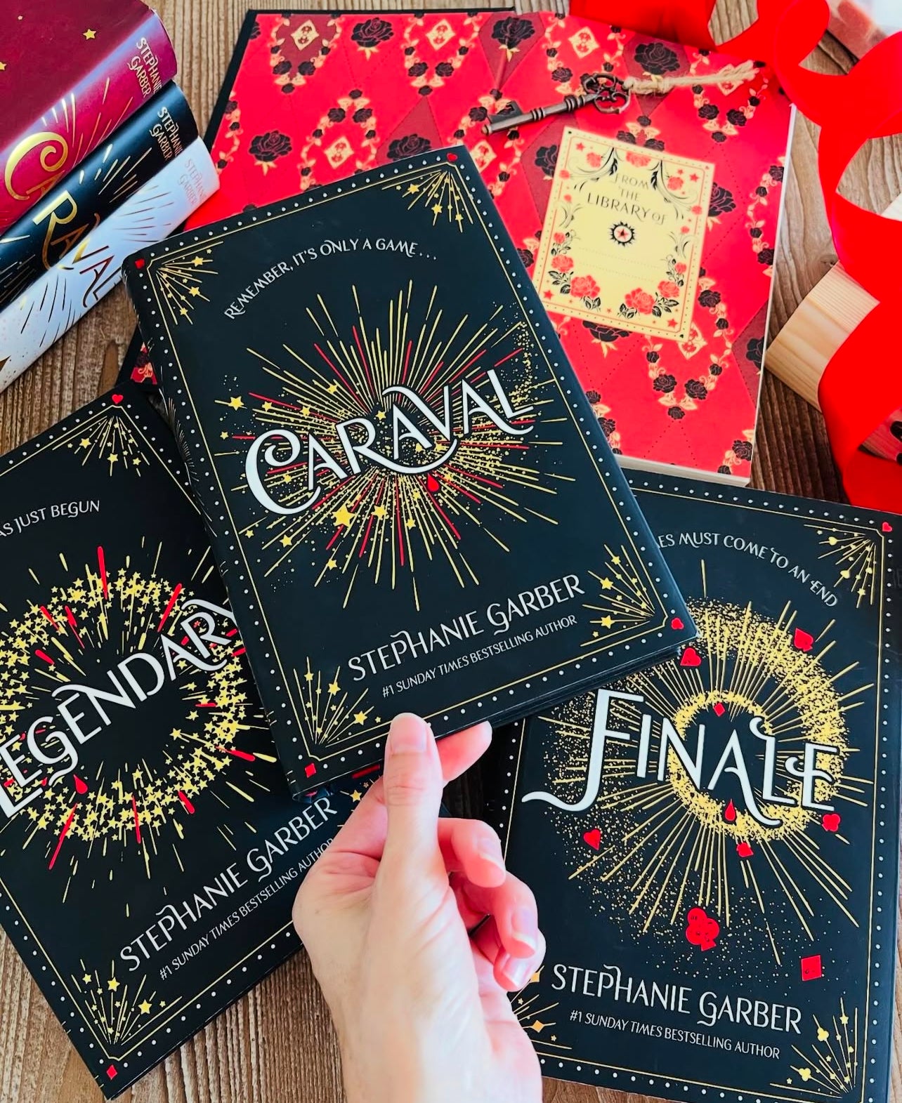 The Return To Caraval Complete Collection Box Set (UK-Edition Hardcover)