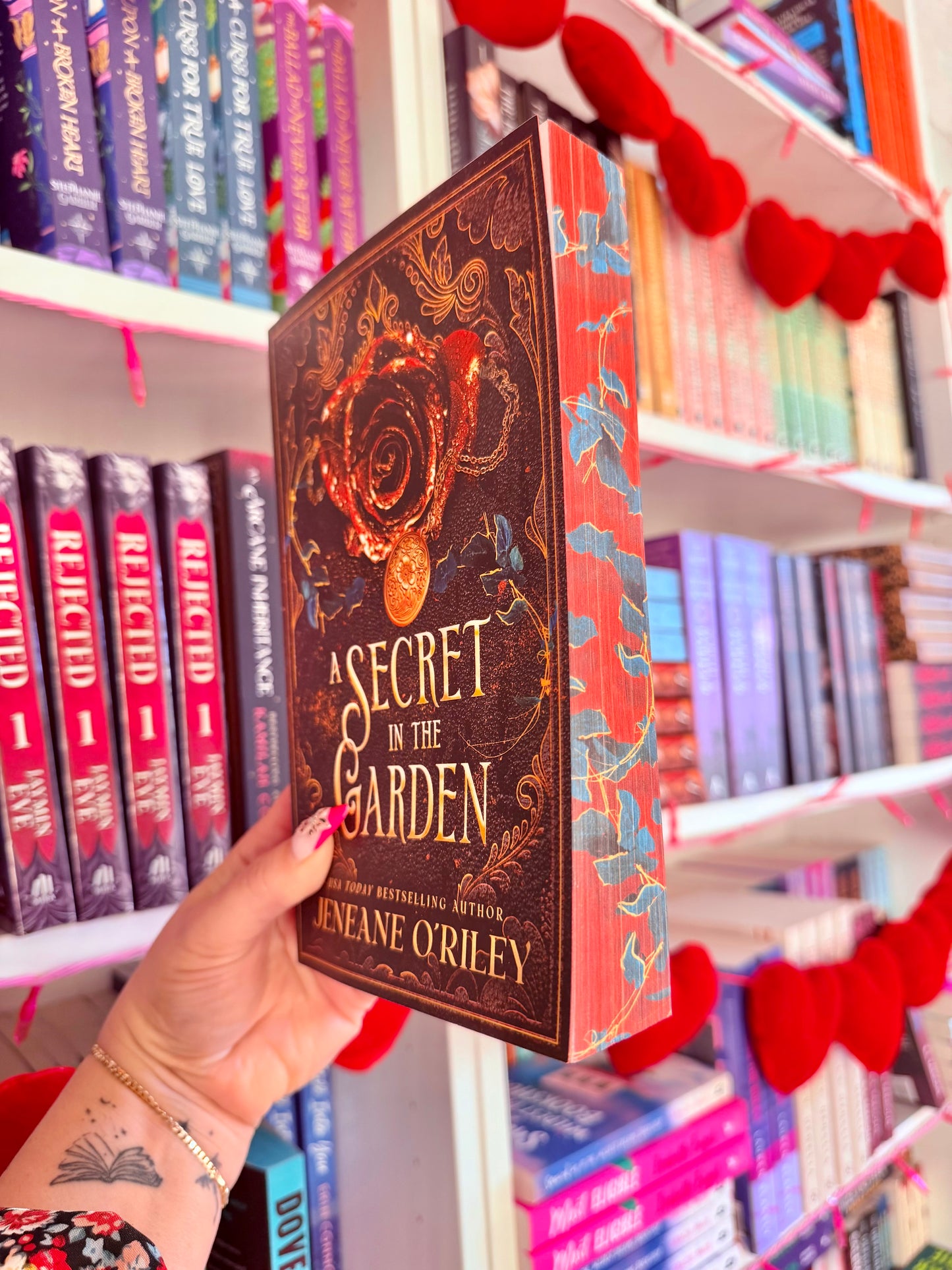 A Secret in the Garden (Deluxe Edition) (Dark Manor Chronicles, 1)