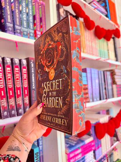 A Secret in the Garden (Deluxe Edition) (Dark Manor Chronicles, 1)