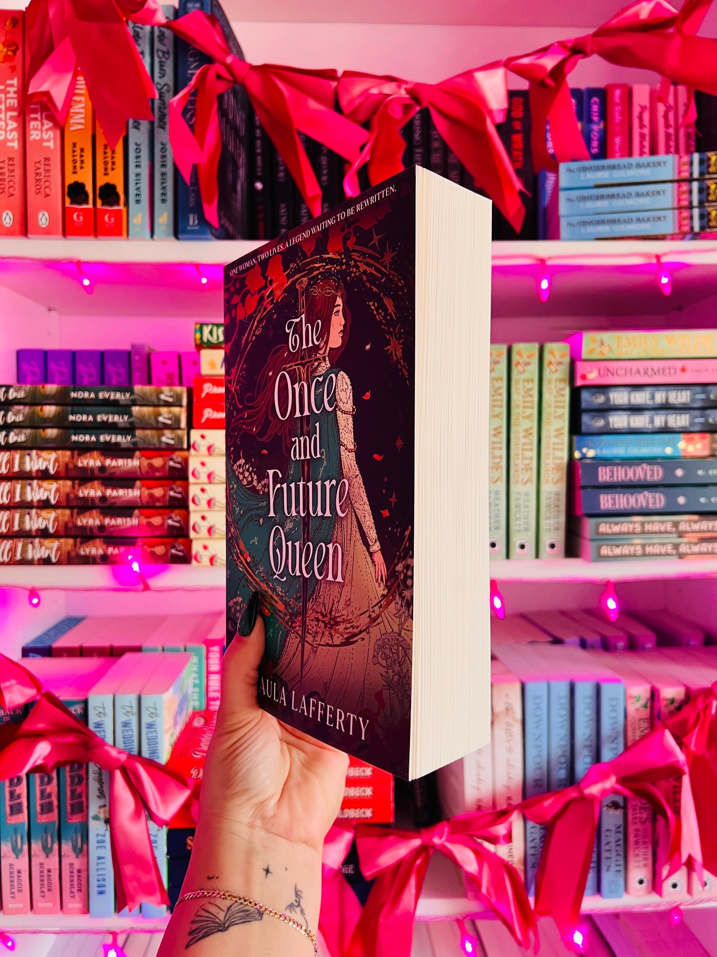 The Once and Future Queen: Arthurian legend meets time travel in this sweeping romantic fantasy (Uk edition, Paperback)