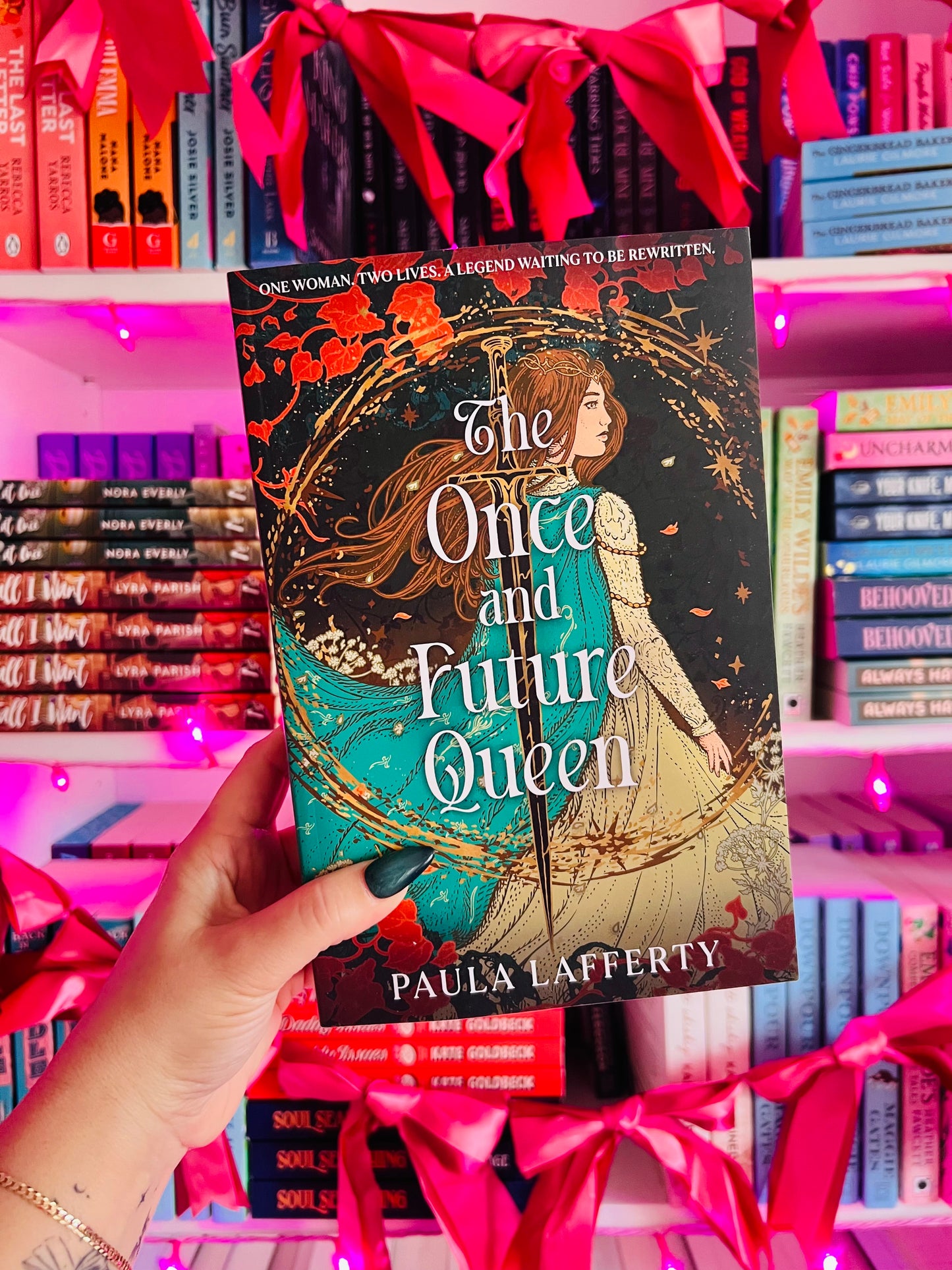 The Once and Future Queen: Arthurian legend meets time travel in this sweeping romantic fantasy (Uk edition, Paperback)