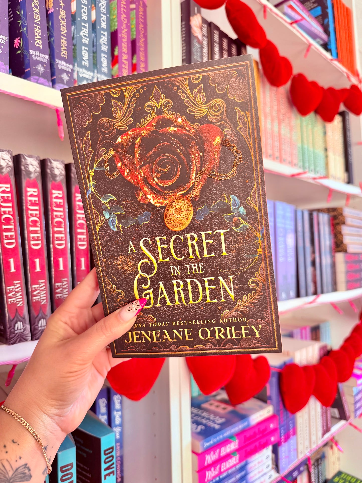 A Secret in the Garden (Deluxe Edition) (Dark Manor Chronicles, 1)