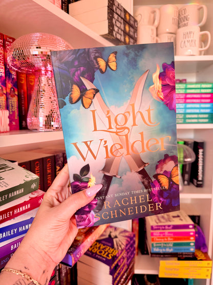 Light Wielder: The sequel to the romantasy smash-hit Metal Slinger! (Uk Edition, Paperback)